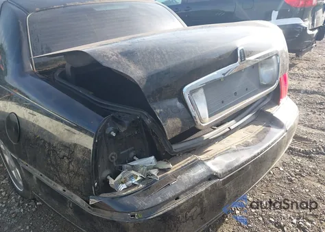 2004 Lincoln Town Car Executive из США, поврежденный, VIN 1L1FM81W74Y667295